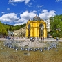 Hauptkolonnade und singender Springbrunnen in Marienbad - berühmter böhmischer Kurort im westlichen Teil der Tschechischen Republik (Region Karlsbad)