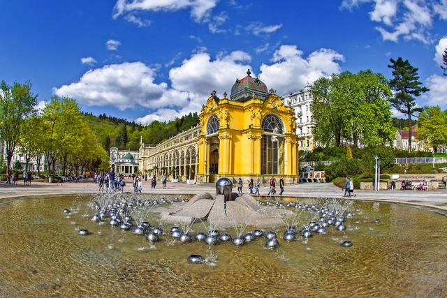 Hauptkolonnade und singender Springbrunnen in Marienbad - berühmter böhmischer Kurort im westlichen Teil der Tschechischen Republik (Region Karlsbad)