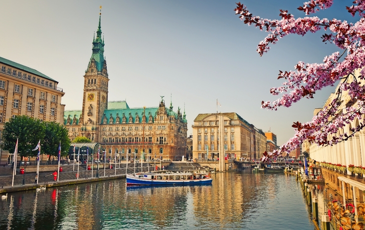 die Alsterarkaden und das Hamburger Rathaus an der Kleinen Alster, Deutschland