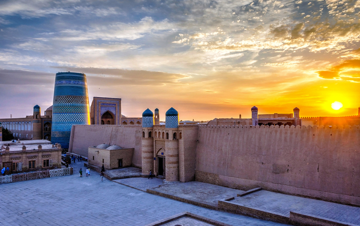Alte Stadtmauer und Minarett von Chiwa