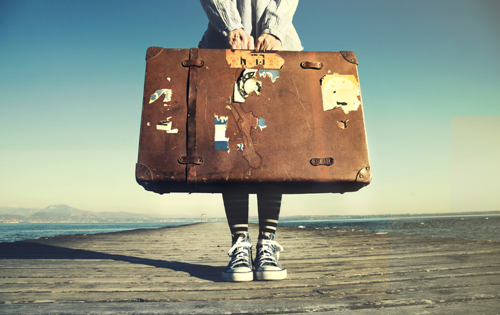 junge Frau bereit, mit ihrem Koffer zu reisen