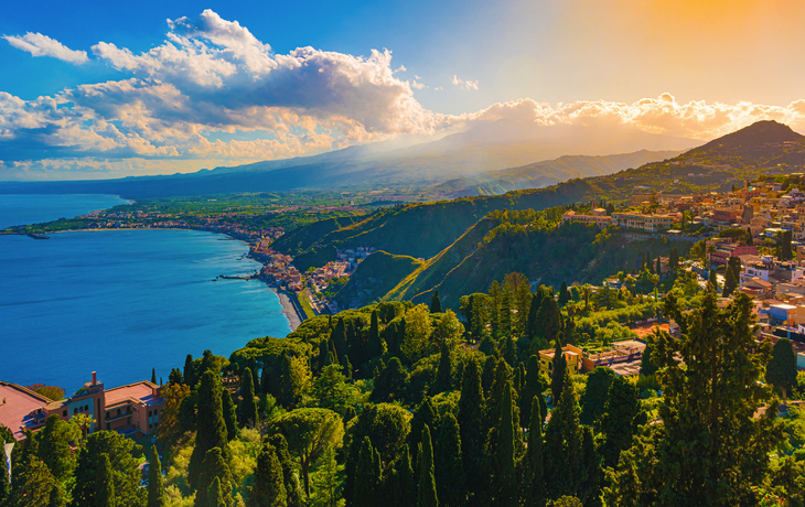 Blick über Taormina auf den Ätna