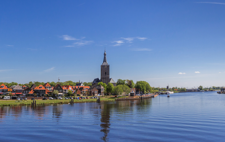 Panorama des Kirchturms und des Flusses in Hasselt