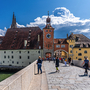 Steinerne Brücke und Stadttor von Regensburg im Sommer