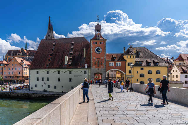 Steinerne Brücke und Stadttor von Regensburg im Sommer