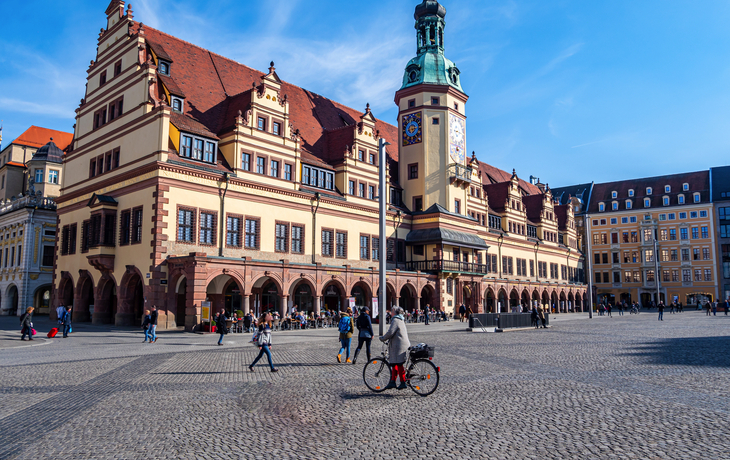 Leipziger Rathaus mit Marktplatz im Zentrum