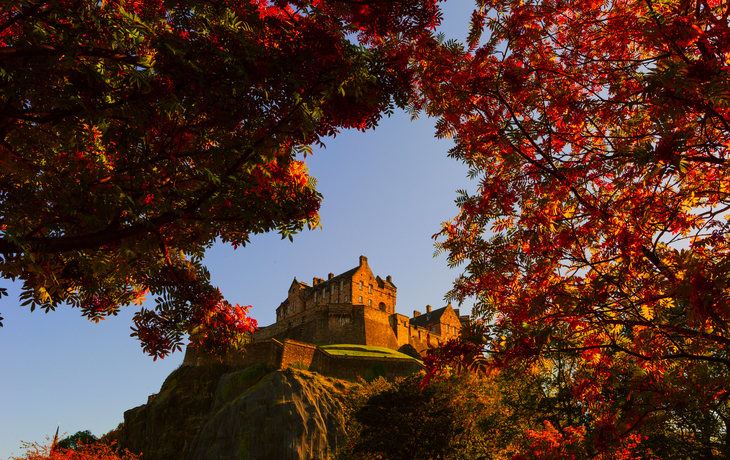 Edinburgh Castle eingerahmt von herbstlichen Baumzweigen